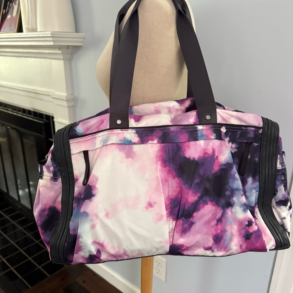Lululemon duffle in Blooming Pixie print NEW NWOT rare!! - Picture 11 of 12